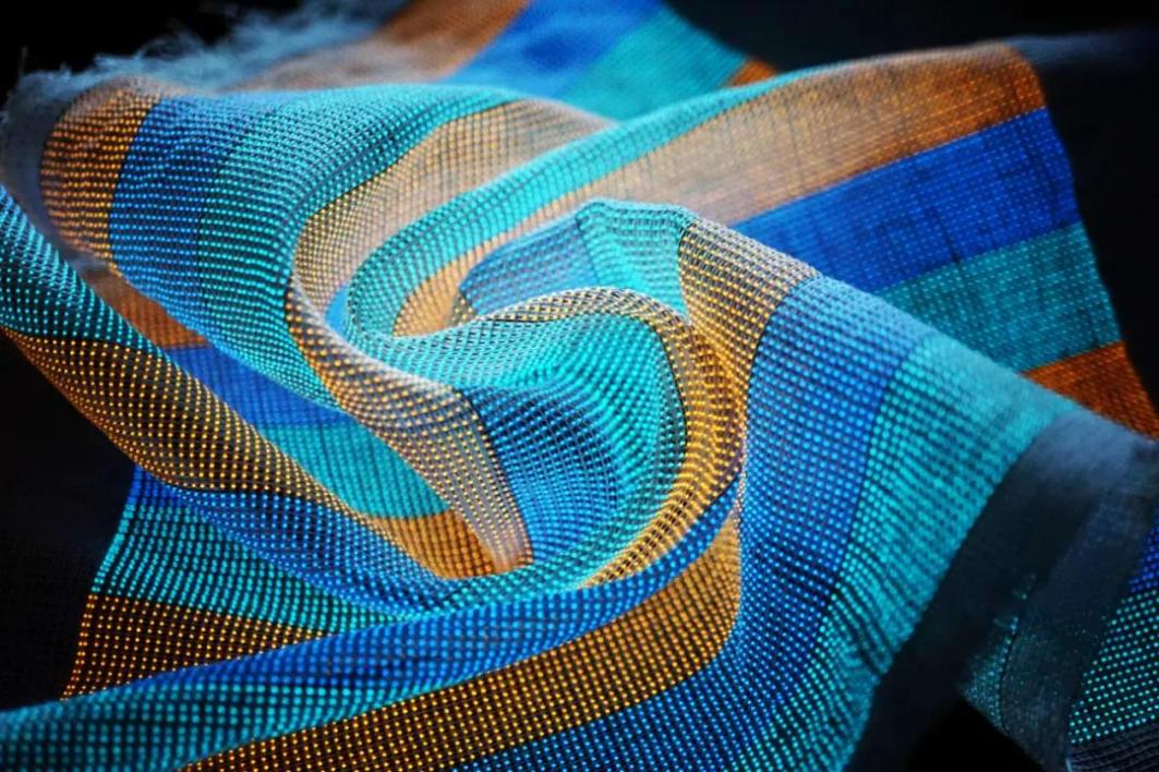 柔性基板高精度貼裝，卓興半導體讓柔性顯示逐漸成為現實